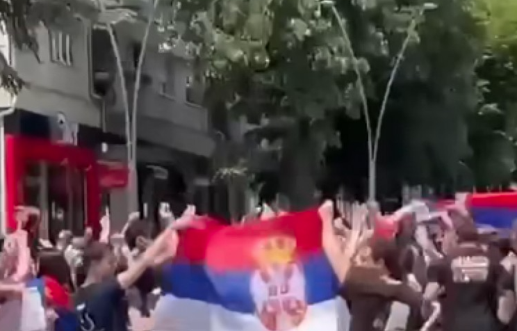 Incidenti në veri, Serbia lëshon urdhër arresti për policin e Kosovës