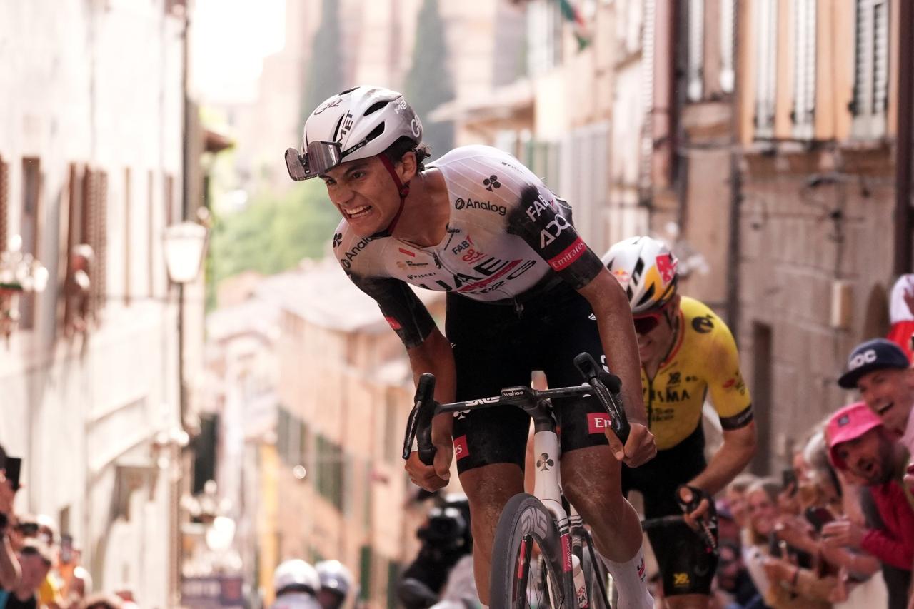 “Giro d’Italia 2025”/ Del Toro monumental në Siena, sfidon kapitenin e ekipit dhe bëhet meksikani i parë që merr fanellën rozë