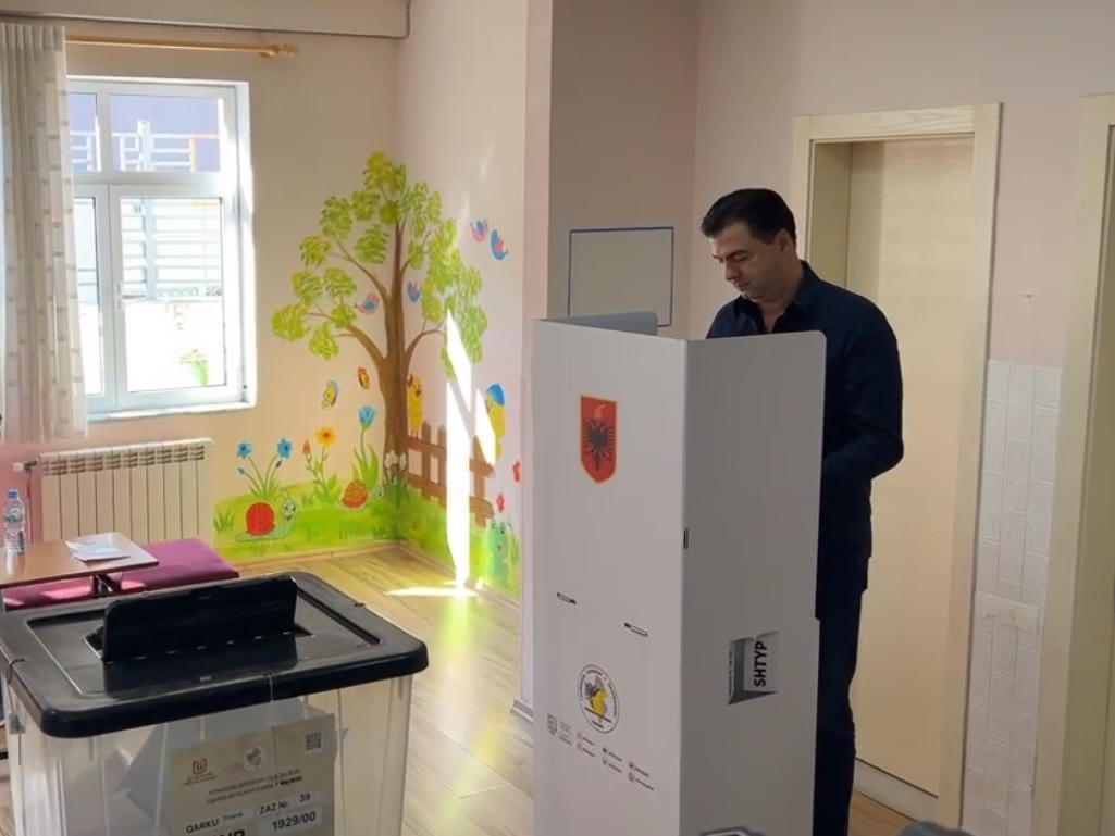 Lulzim Basha voton në Tiranë, vajza Dafina ushtron për herë të parë të drejtën e votës