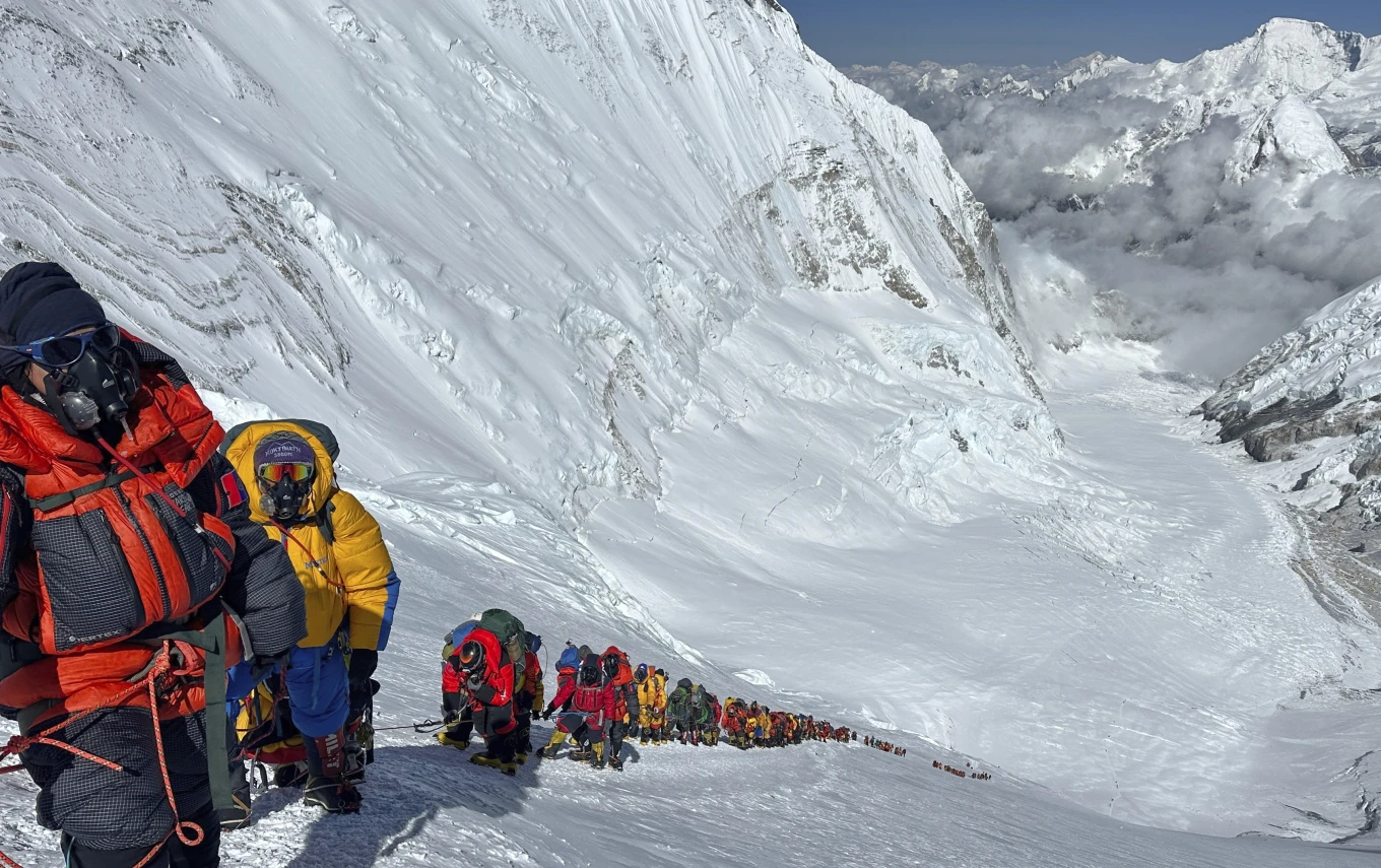 FOTOT- Qindra alpinistë ngjiten në malin Everest, në një sezon të goditur nga moti i keq
