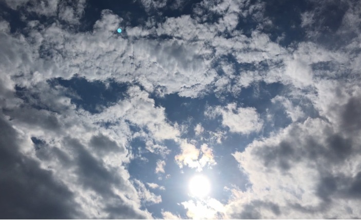Moti sot i paqëndrueshëm me vranësira dhe reshje shiu