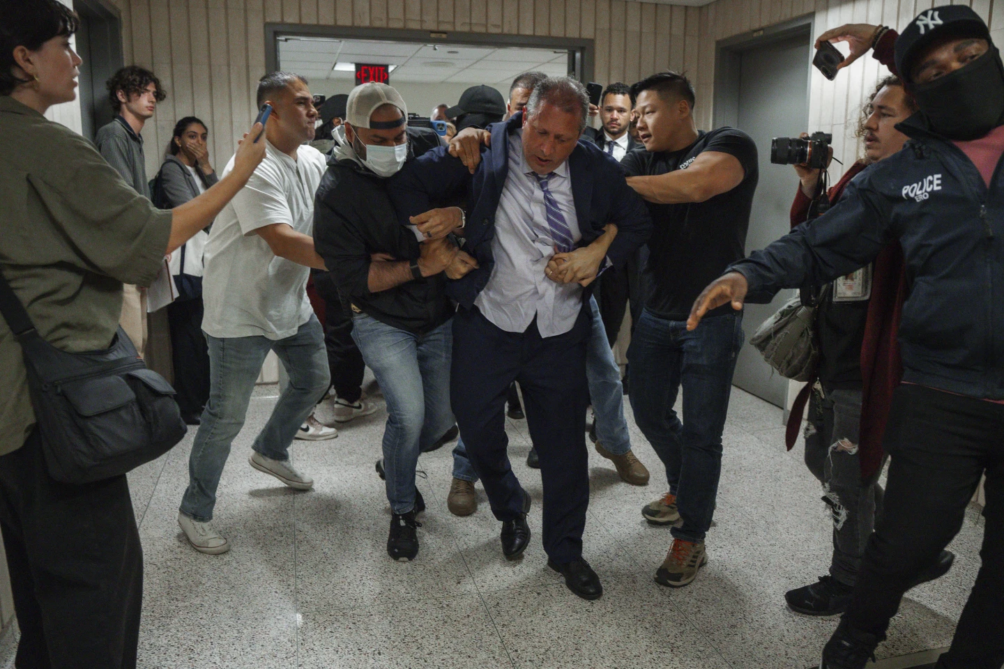 Kontrollori i qytetit të Nju Jorkut, Brad Lander, arrestohet nga agjentët federalë pranë gjykatës së imigracionit