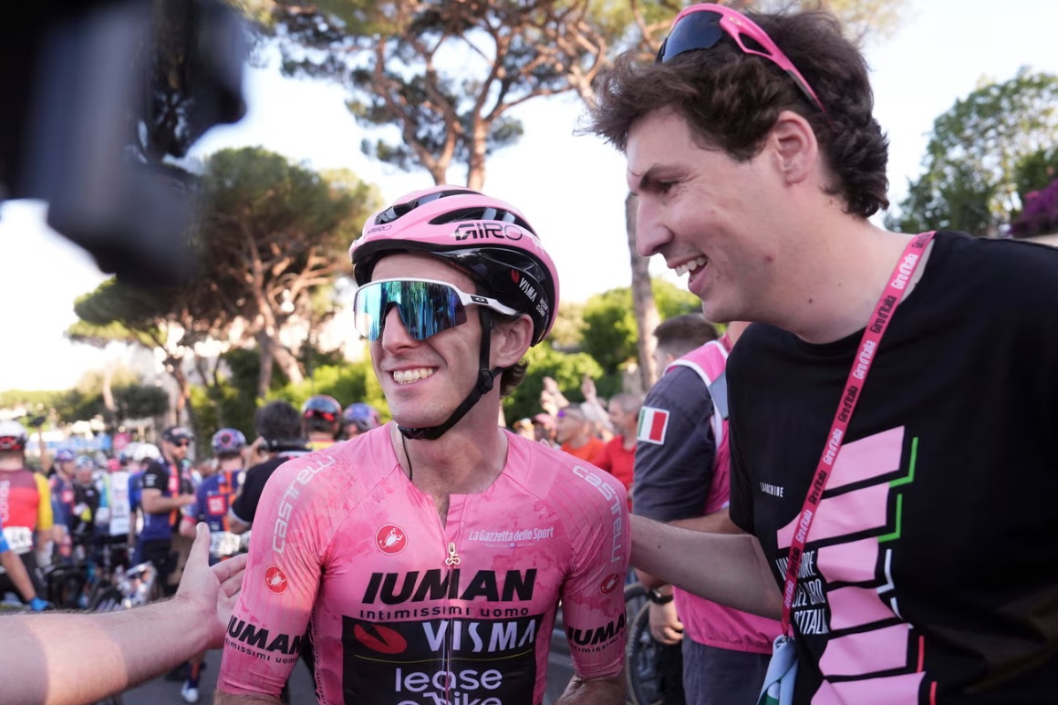 “Giro d’Italia 2025”, Simon Jates me bekimin e Papës triumfon shtatë vite pas kolapsit të madh