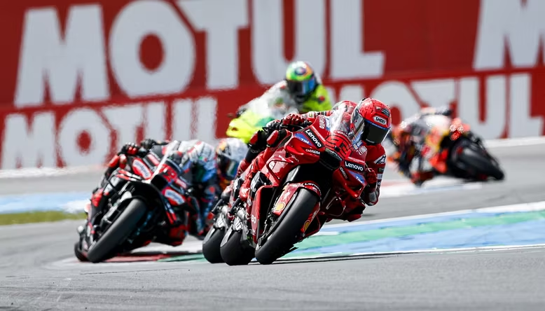 Marquez shkëlqen në Assen, në podium edhe Bezzecchi e Bagnaia