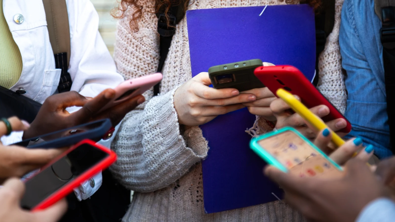 Studimi në Holandë, ndalimi i celularëve në shkolla e ka përmirësuar mjedisin social dhe mësimor