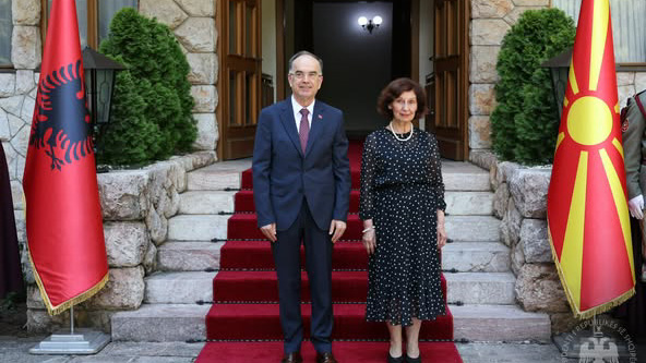 Presidenti Begaj viziton Ohërin, diskuton bashkëpunimin rajonal me Presidenten e Maqedonisë së Veriut