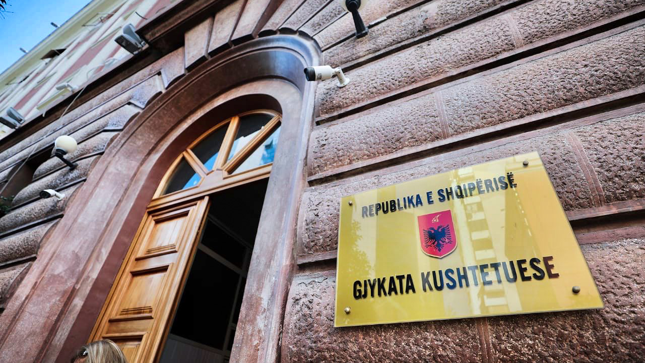 Vendi vakant në Gjykatën Kushtetuese, KED publikon listën. Vokshi, Llagami dhe Ballhysa, tre kandidatët me më shumë pikë
