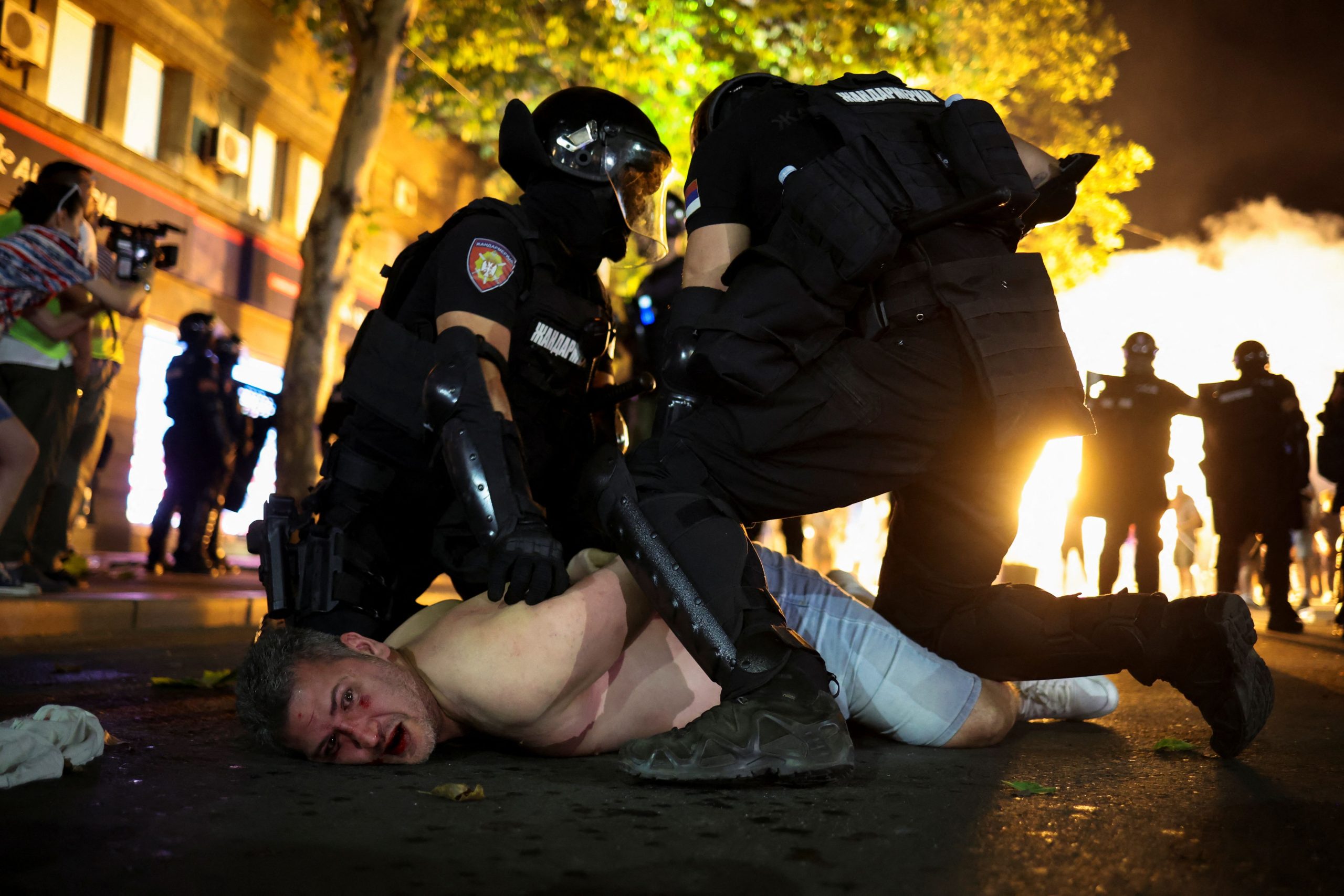 “Të drejtat e njeriut në rrezik”/ Organizata europiane e të drejtave të njeriut dënon dhunën e policisë serbe ndaj protestuesve