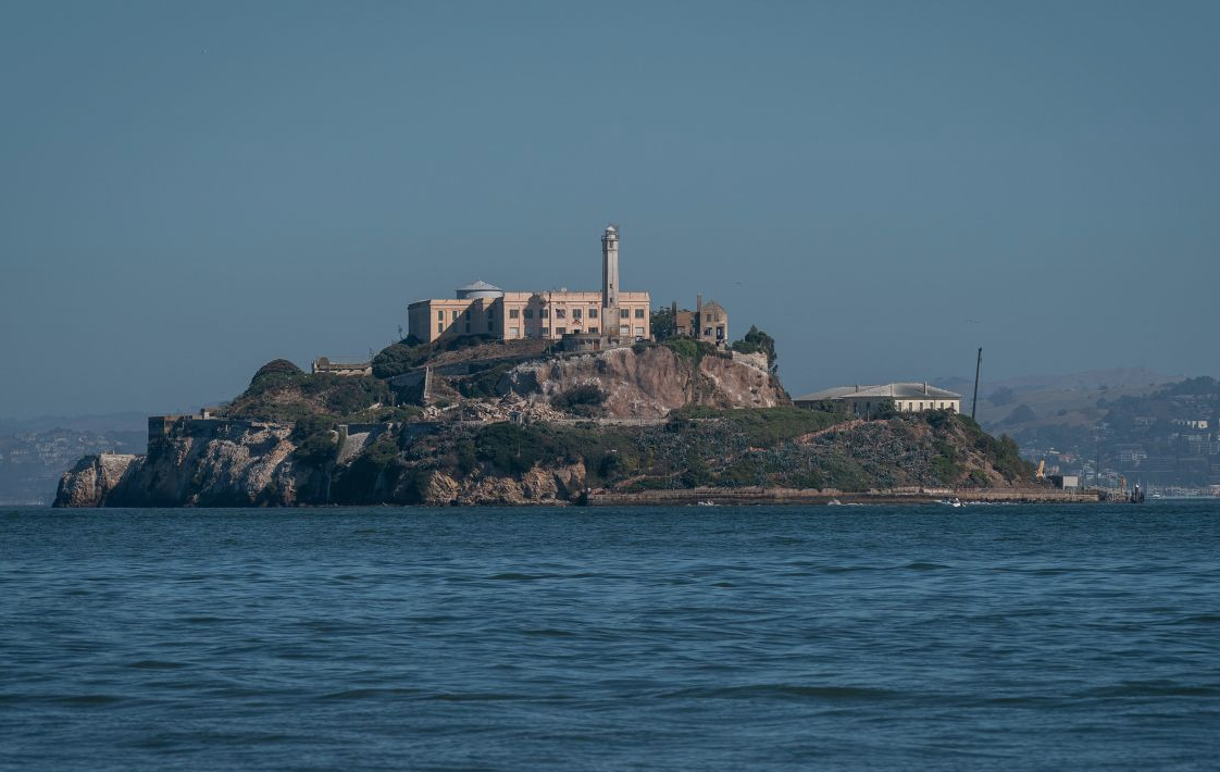 Rihapja e Alcatrazit, në SHBA hapet debati mbi koston marramendëse të burgut të famshëm