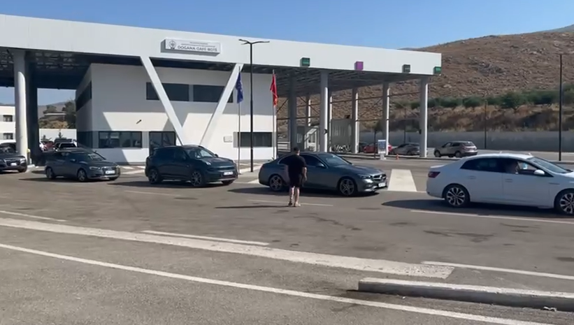 Arrestimi i doganierëve grekë, radhë e gjatë automjetesh në Qafë-Botë