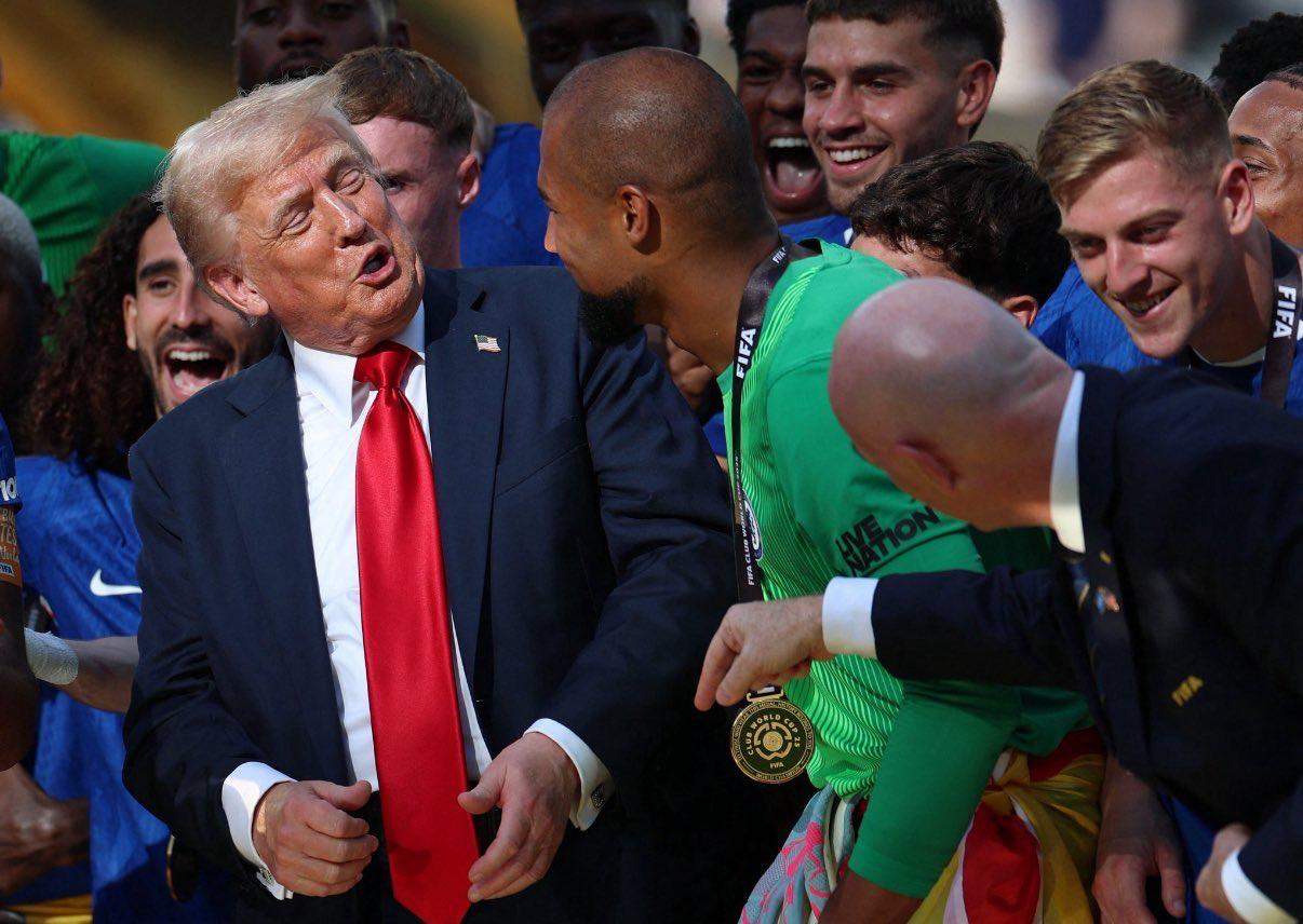 Lexuesi i buzëve tregon bashkëbisedimin mes Trump dhe skuadrës së Chelsea përpara ceremonisë  