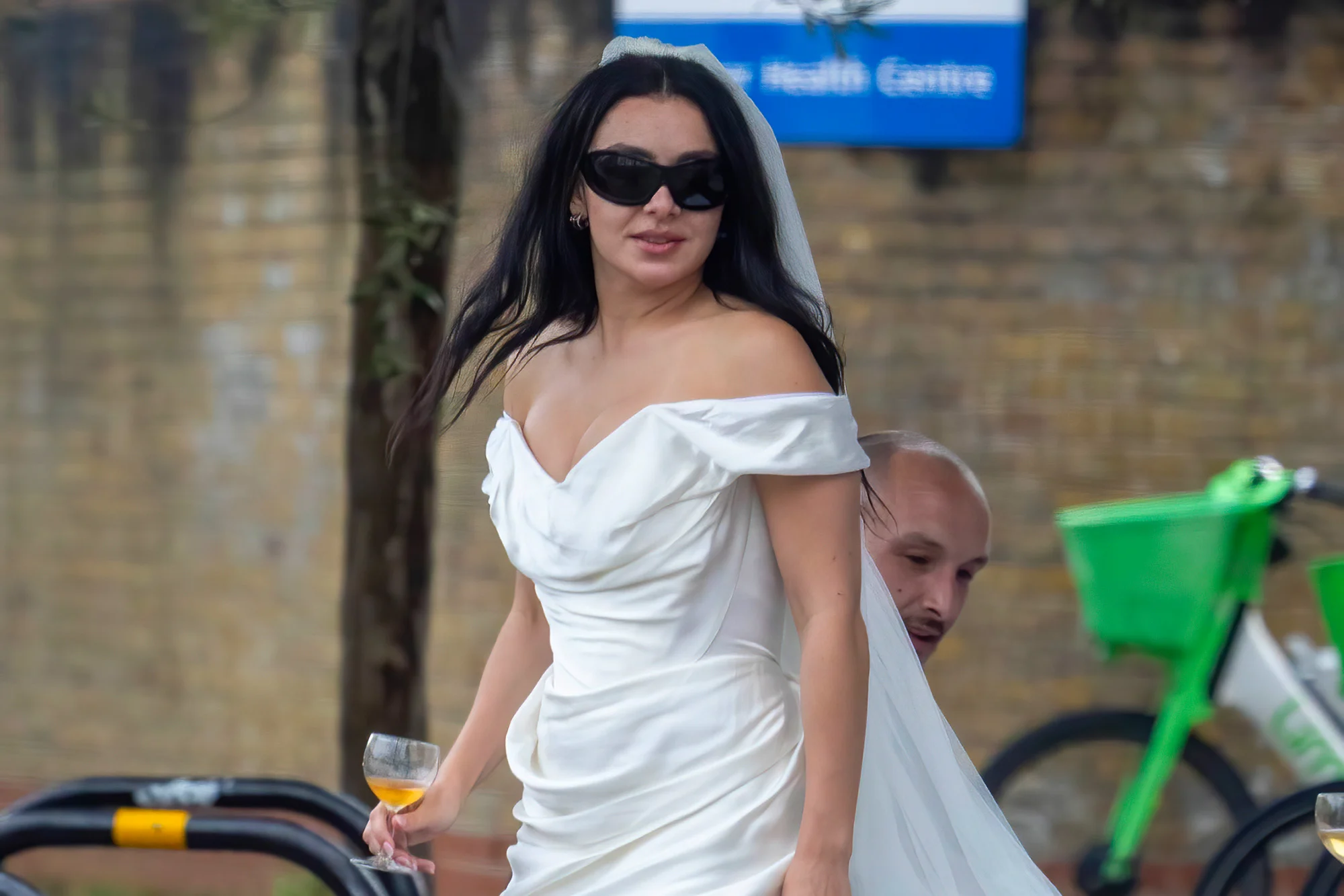 FOTOT- Nga fustani i shkurtër te syzet e diellit, dasma “anti-nuse” e Charli XCX që u bë virale