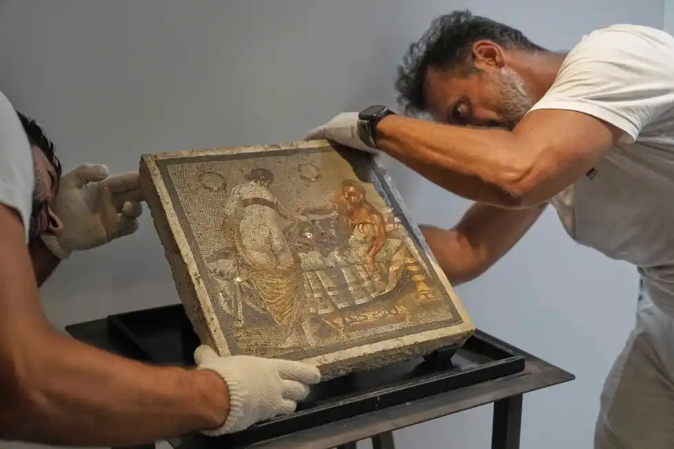 Një mozaik erotik roman, i vjedhur në Luftën e Dytë Botërore, kthehet në Pompei