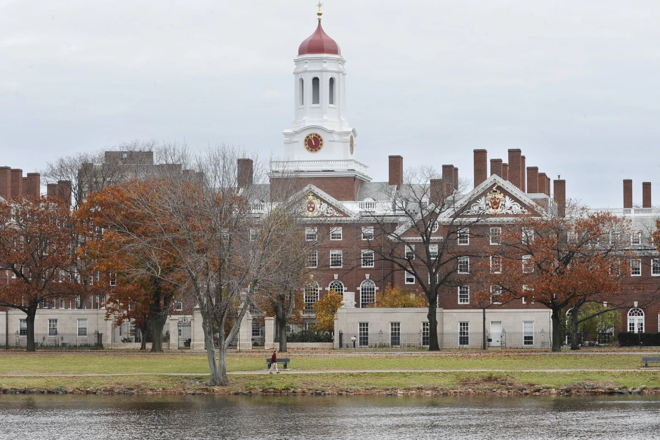 Harvardi padit administratën Trump për shkurtimin e 2.6 miliardë dollarëve; Presidenti sulmon gjyqtaren