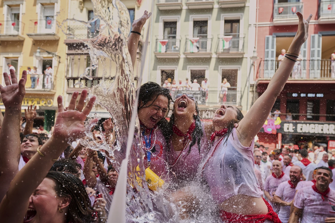 FOTOT- Nis “Vrapimi i Demave” në San Fermín,  mijëra festues rrëzohen dhe vrapojnë përballë demave
