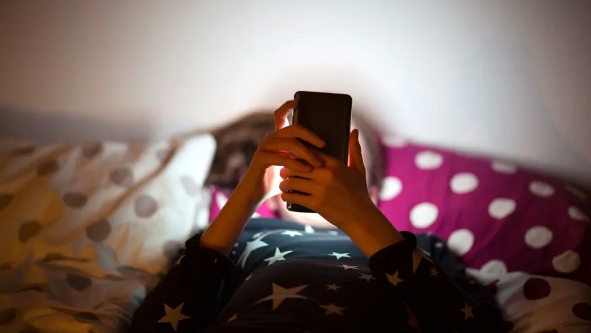Një studim i ri paralajmëron: Mos u jepni fëmijëve nën 13 vjeç telefona inteligjentë