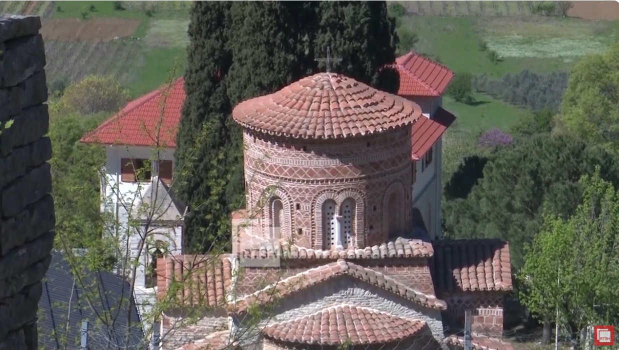 Labova e Kryqit, fshati përtej kërshërisë së turistëve