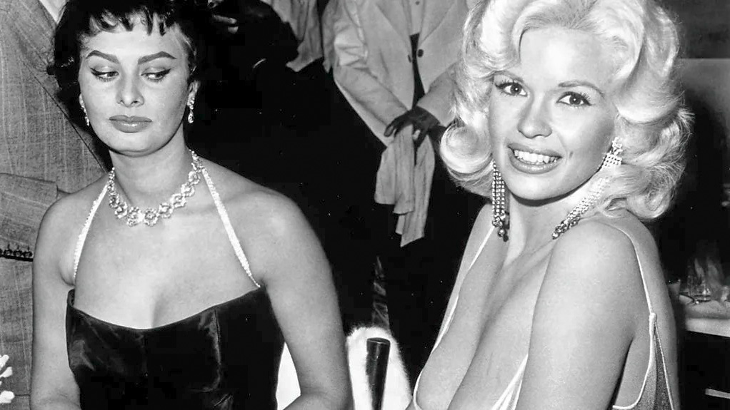 Historia e harruar pas fotos ikonike të Hollywood-it midis Sophia Loren dhe Jayne Mansfield