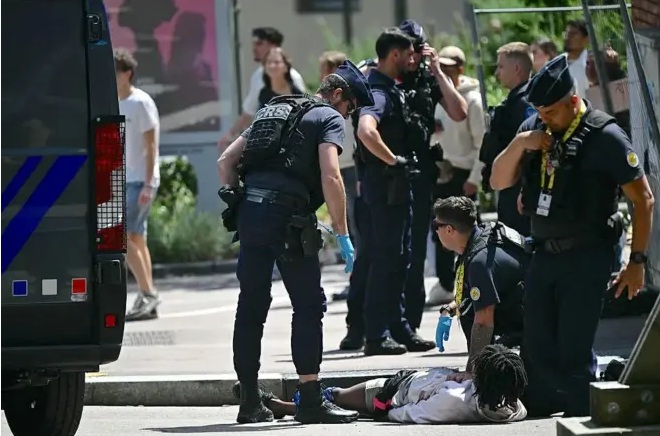 Kaos në “Tour de France”, policia plagos një person që i sulmoi me thikë në finishin e etapës së katërt
