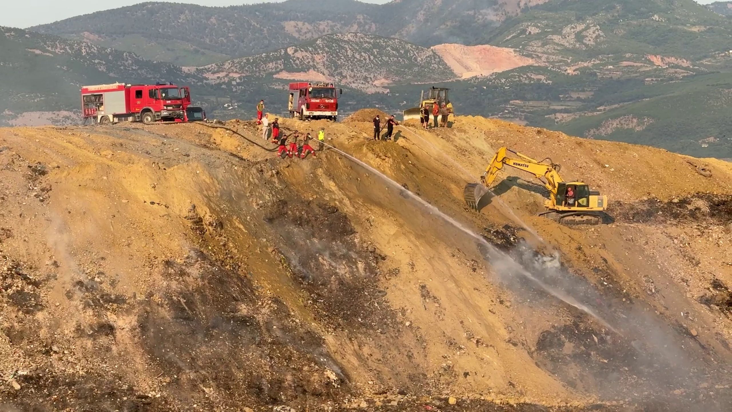 Zjarri në landfillin e Elbasanit drejt shuarjes së plotë pas 6 ditësh beteje