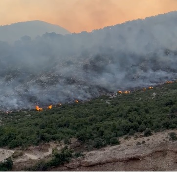 Zjarre në Gjirokastër – Vijë aktive mbi 10 km, mbi 60 forca në terren për izolimin e flakëve
