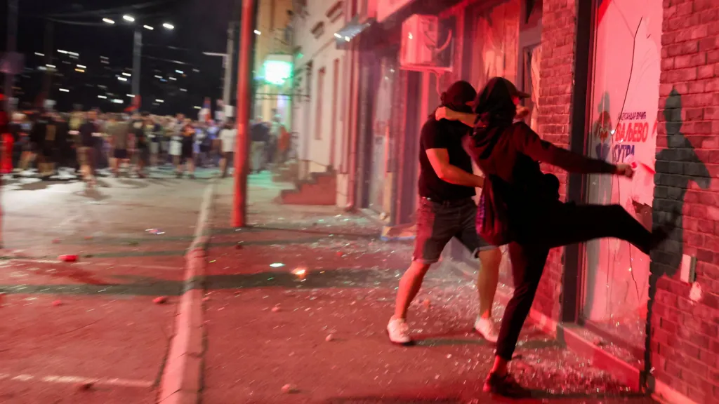 Intensifikohen protestat në Serbi, demonstruesit u vënë flakët zyrave të partisë në pushtet