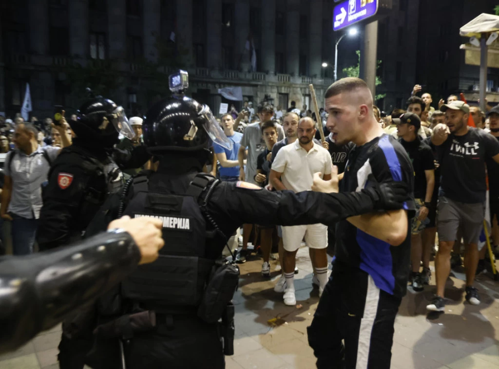 Protesta të dhunshme në Serbi, demonstruesit përplasen me policinë, disa të plagosur