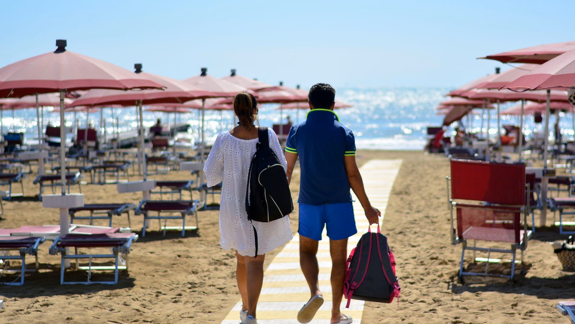 Rebelimi italian, plazhet private shohin rënie të vizitorëve, çmimet e larta dhe kriza ekonomike shtyjnë turistët drejt plazheve publike dhe maleve