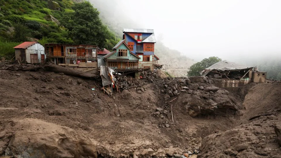 Përmbytje dhe rrëshqitje dherash në Pakistan, Kashmir dhe Nepal. Mbi 400 viktima, me qindra të zhdukur