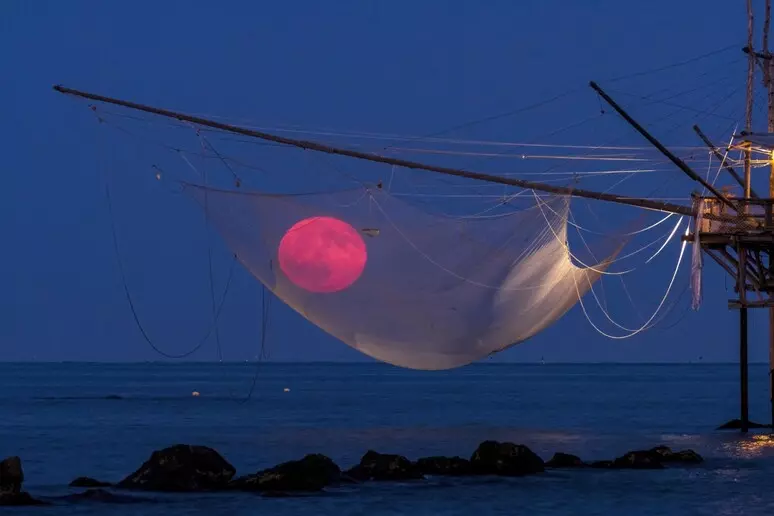 Hëna mbi Bregun Trabocchi, ‘Fotoja e Ditës’ e NASA-s