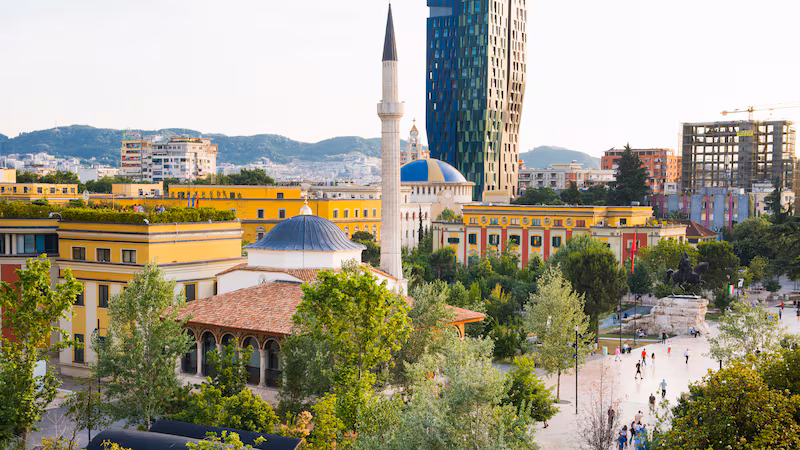 “The National”: Tirana në 48 orë, atraksionet kryesore të kryeqytetit plot jetë të Shqipërisë