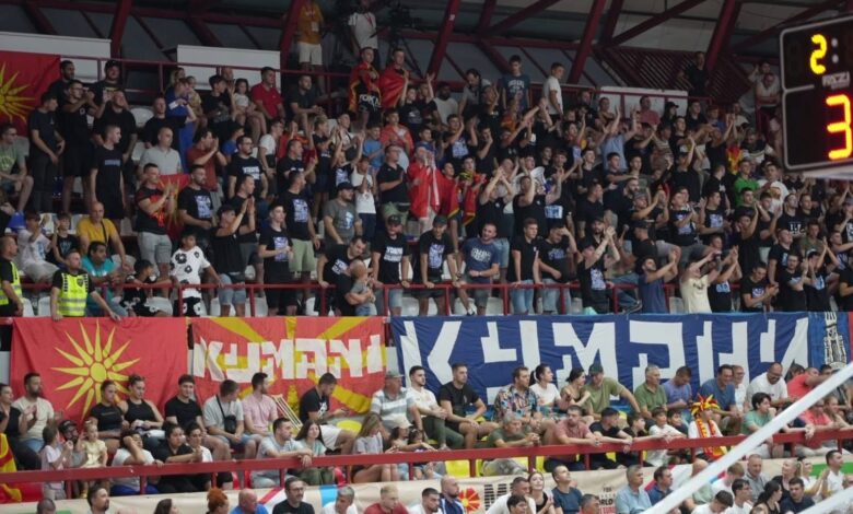 Skandal në ndeshjen Maqedoni–Rumani, thirrje raciste kundër shqiptarëve në prani të zyrtarëve të lartë shtetëror