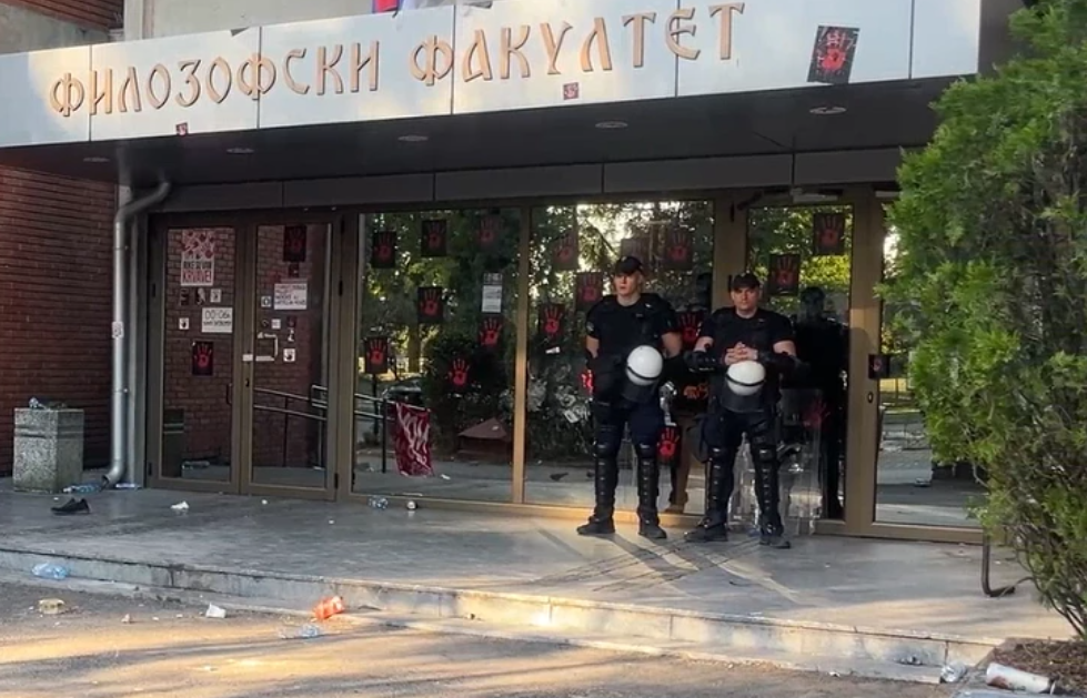 Ashpërsohen protestat në Serbi, protestuesit tentojnë hyrjen me forcë në Fakultetin e Filozofisë, përplasen me policinë