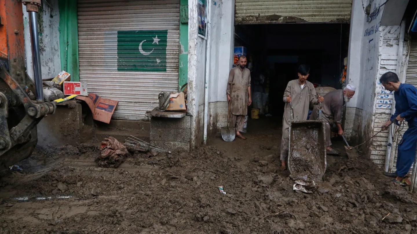 Më shumë se 340 të vdekur, forcat e shpëtimit gjejnë të tjera viktima nga musoni në Pakistan