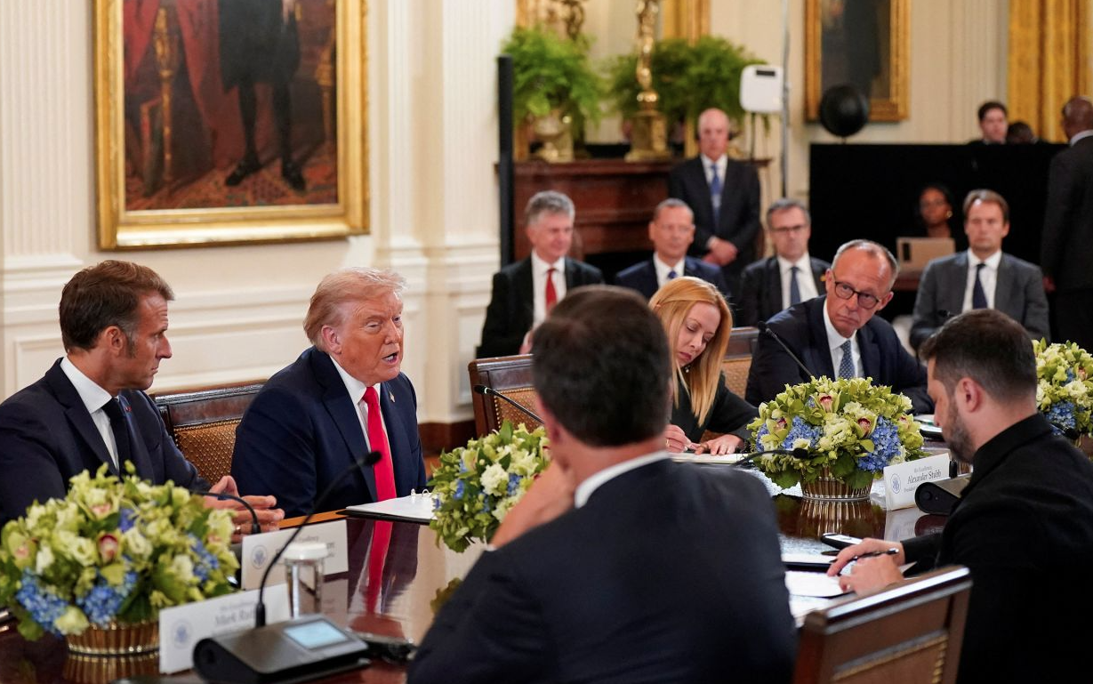 Trump ulet në tryezë me liderët evropianë, garancitë e sigurisë dhe shkëmbimi i territoreve hidhen në diskutim