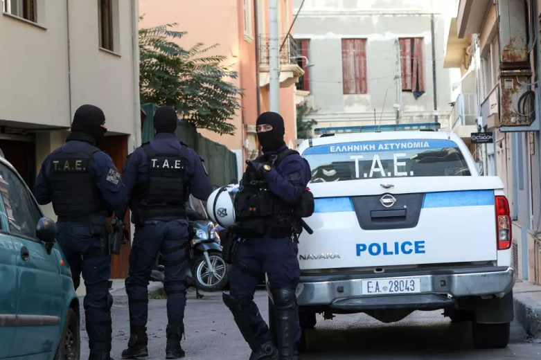 Operacion i madh në Kretë/ 48 të arrestuar, mes tyre oficerë policie dhe ushtarakë – akuzohen për trafik droge dhe pastrim parash