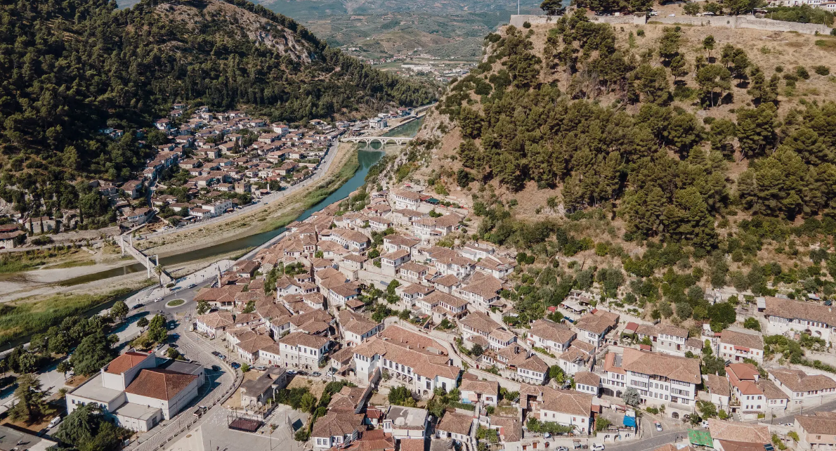 New York Times promovon Shqipërinë: Destinacioni turistik që po mahnit me natyrën dhe mikpritjen