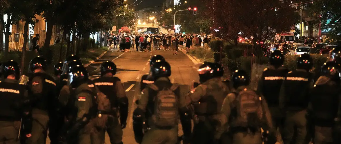 Protestat e dhunshme në Serbi/ DW: BE dënon ashpër Beogradin, Vuçiç dëshiron të veprojë edhe më ashpër ndaj protestuesve