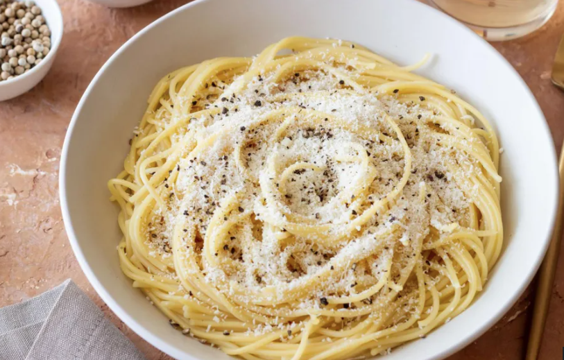 Cacio e pepe, receta e makaronave nga faqja britanike që shkaktoi zemërim në Itali