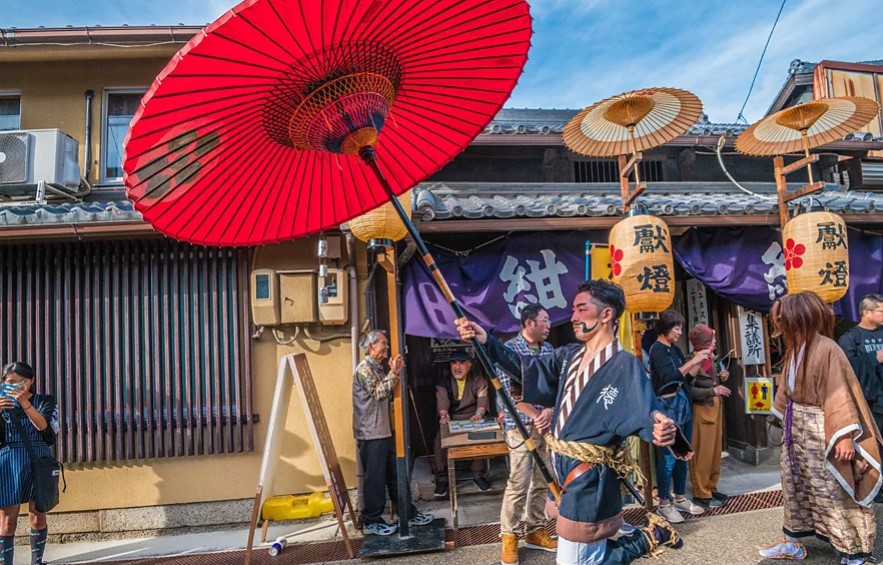 Përtej shiut dhe diellit, kuptimi i çadrave në kulturën japoneze