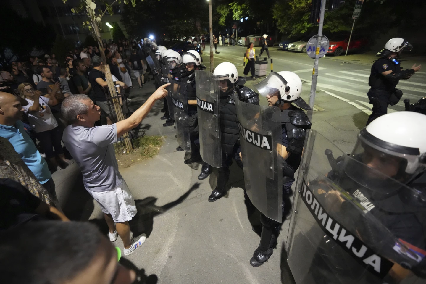 Përplasjet përshkallëzohen, protestuesit në Serbi rikthehen në rrugë përballë reagimit të qeverisë