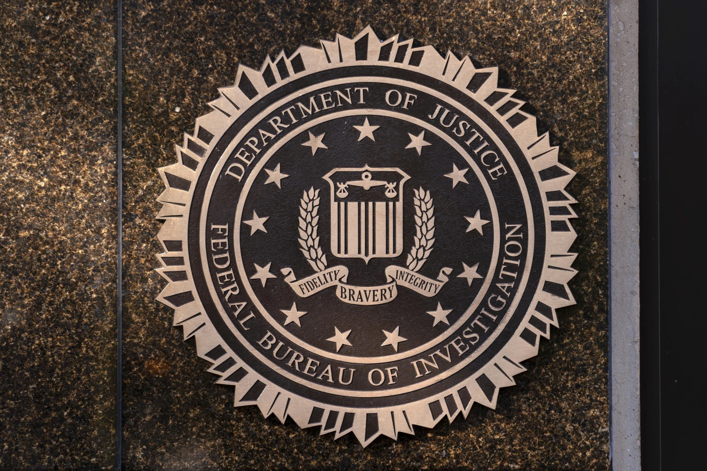 Zyrtari i FBI-së që i rezistoi administratës Trump shkarkohet nga Byroja