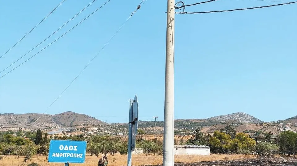 Zjarret në Greqi – Disa zjarrvënie të qëllimta, por shtohen dyshimet edhe mbi linjat e vjetra ajrore