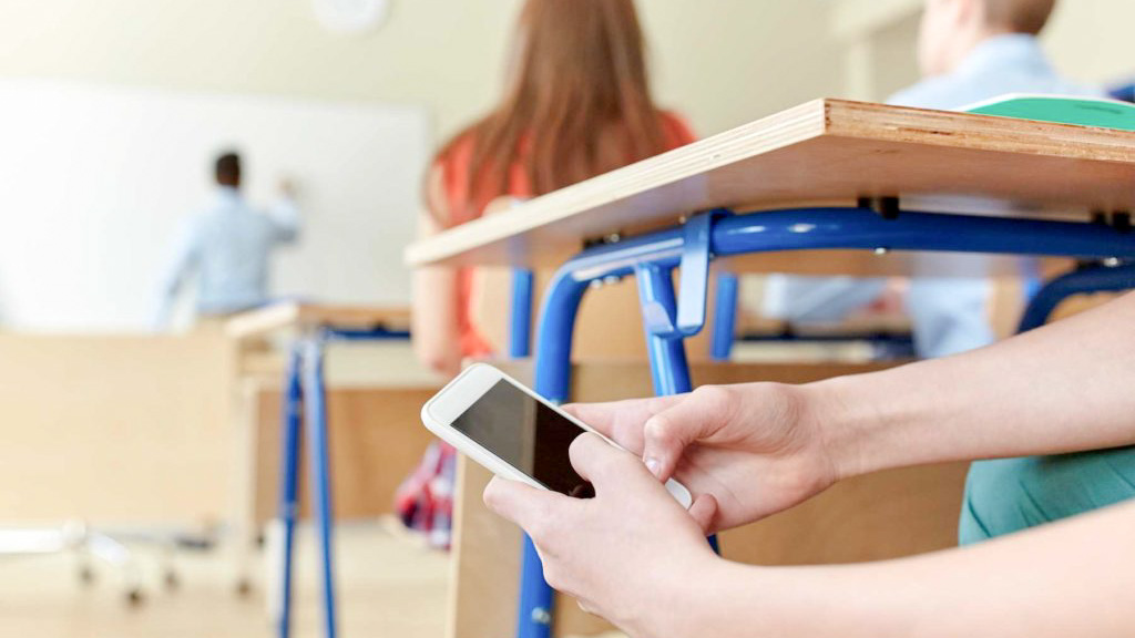 Nga ndalimi i telefonave celularë, tek masat e forta kundër braktisjes së shkollës, çfarë parashikon udhëzimi i ri për vitin shkollor 2025-2026?