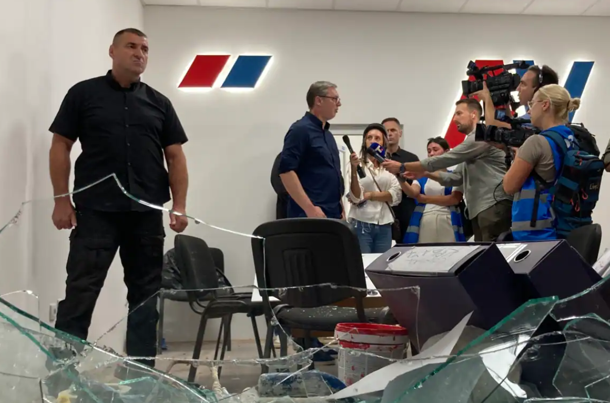 Përshkallëzohen protestat në Beograd, protestuesit godasin me gurë zyrat e partisë së Vuçiç. Presidenti: Çlirojmë vendin nga terrori