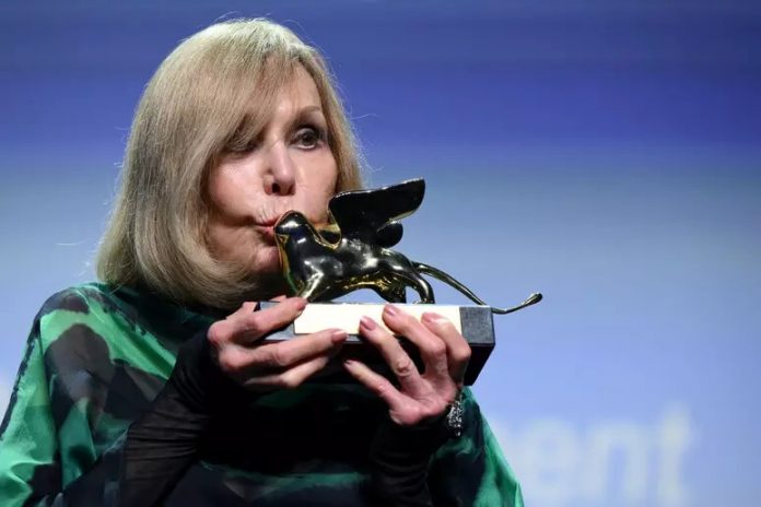 Festivali i 82-të i Filmit në Venecia, 92-vjeçarja Kim Novak merr çmimin “Luani i Artë” për karrierën