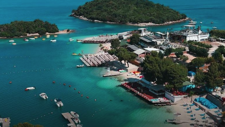 “Kathimerini”: Grekët bëjnë pushime në “Rivierën Shqiptare”