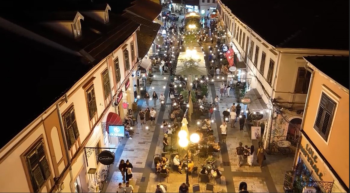 Turizmi veror s’ka mbaruar, pedonalet e Shkodrës gumëzhijnë nga turistët e huaj