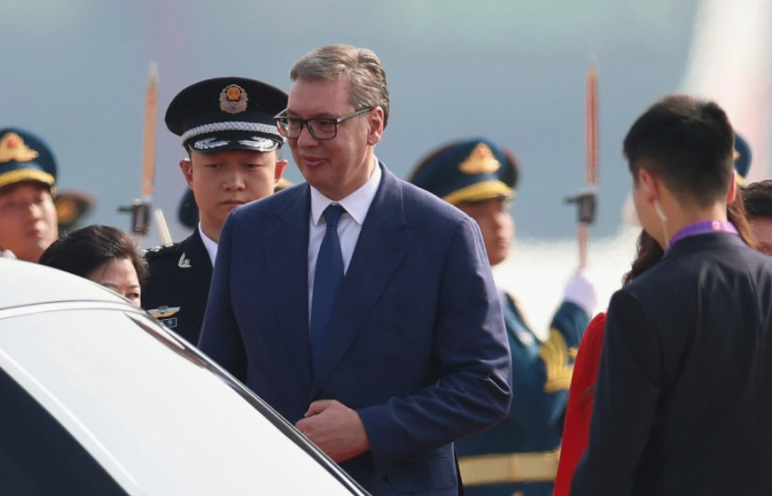 Presidenti Vuçiq nis sot vizitën zyrtare 2-ditore në Kinë, takohet me Xi Jinping dhe Putin