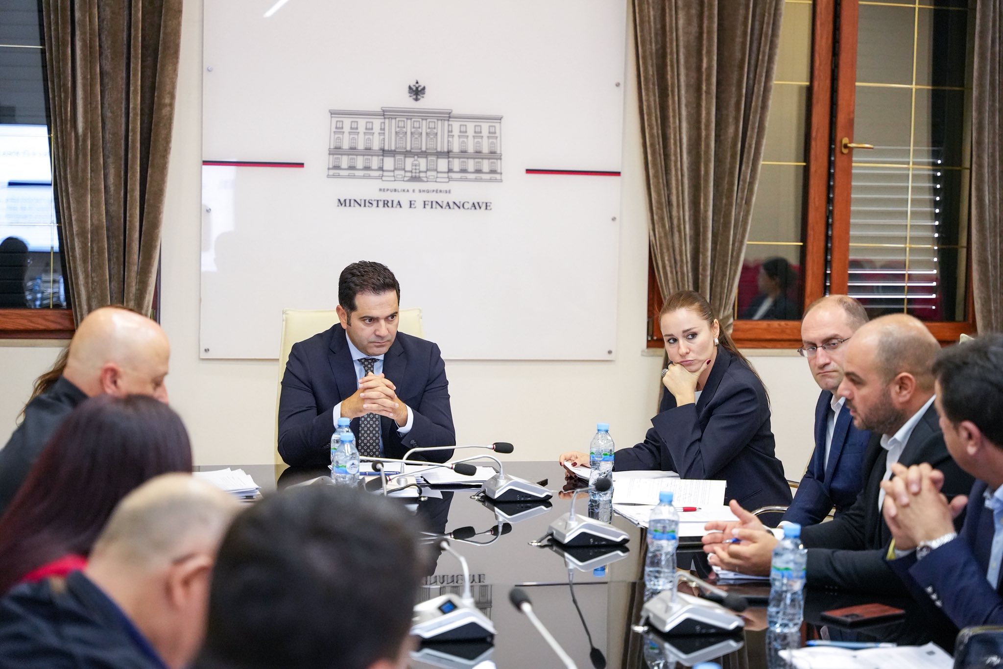 Hyn në fuqi më 1 Janar 2026- Rivlerësimi i pronave me 5% tatim, ministri i Financave, Malaj, takon grupet e interesit